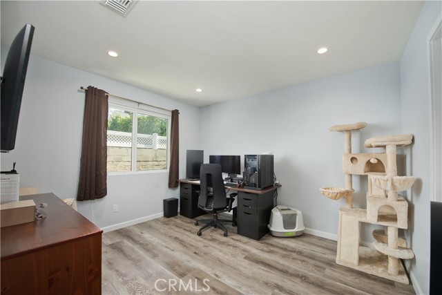 Detail Gallery Image 18 of 52 For 13608 Bassett St, Valley Glen,  CA 91405 - 6 Beds | 4 Baths