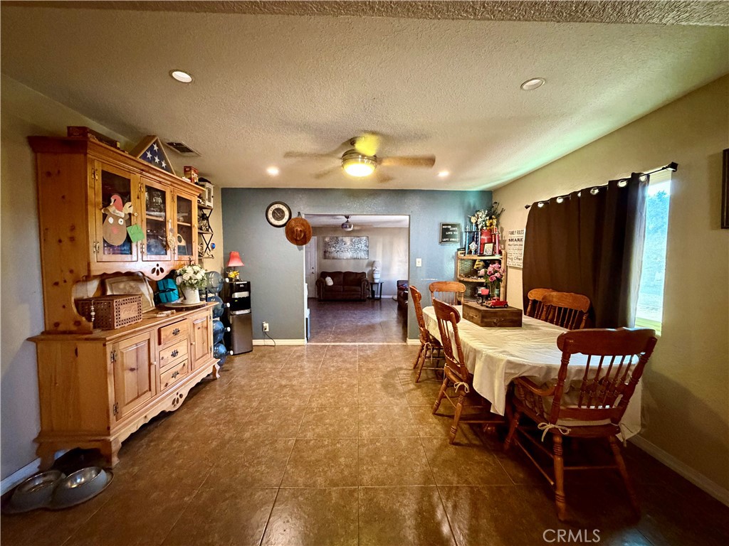 https://media.crmls.org/medias/6ac79558-2e87-40c7-a853-80bd7b702418.jpg?preset=X-Large