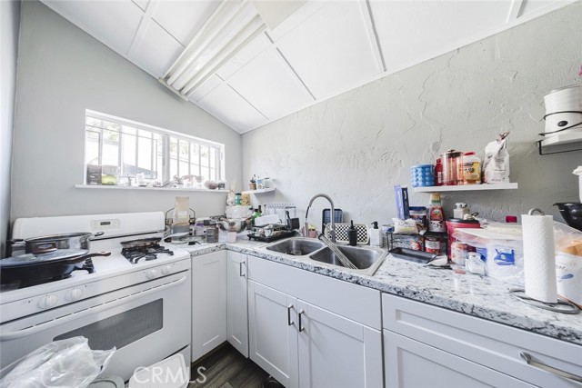 2006 E Foothill Boulevard, Pasadena CA: https://media.crmls.org/medias/6ac84c10-700c-47a3-8a7c-61a53aa9f91c.jpg