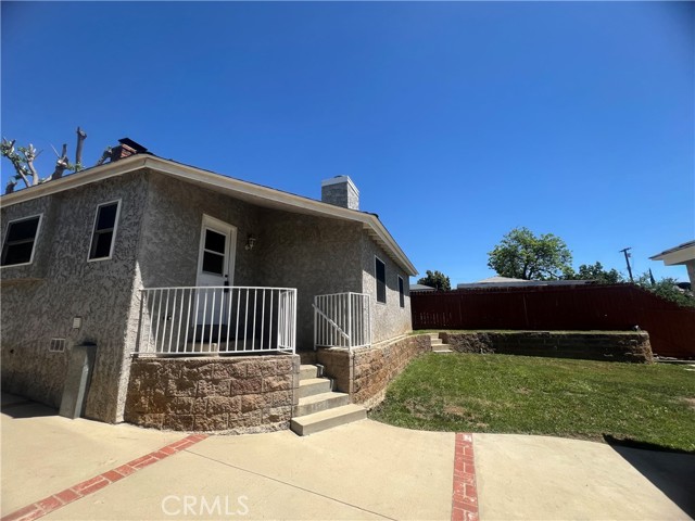 13384 Foothill Boulevard, Sylmar CA: https://media.crmls.org/medias/6ac8f6b0-56c7-4f43-a444-5b6fe226e7de.jpg