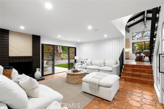 4885 Winnetka Avenue, Woodland Hills CA: https://media.crmls.org/medias/6acc4476-9714-4469-b497-8a4c47a5cdaf.jpg