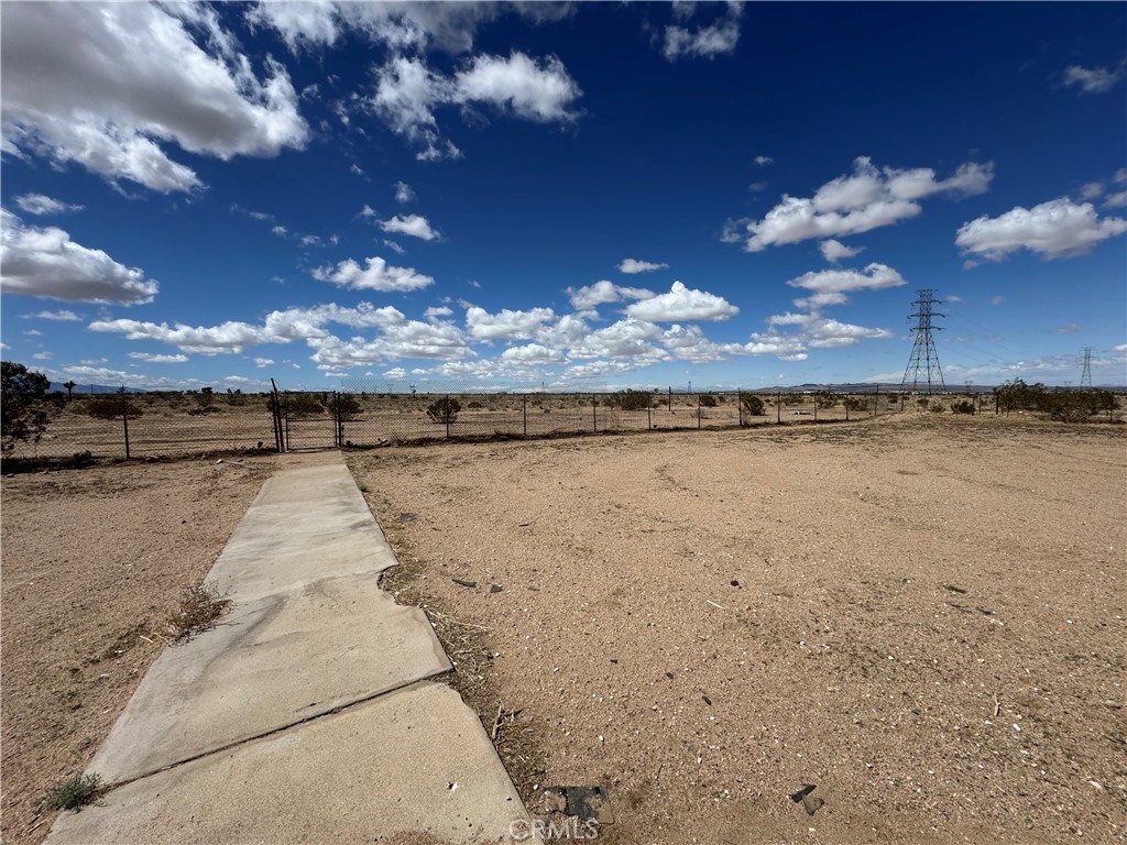 https://media.crmls.org/medias/6acc69b2-f7ca-4d1e-928b-3ba3ea1811d7.jpg?preset=X-Large