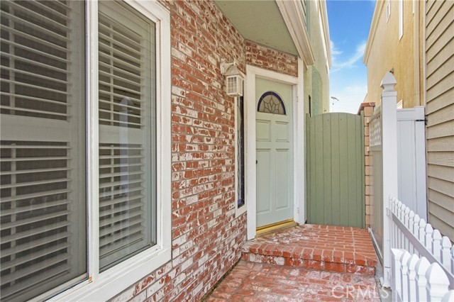 Detail Gallery Image 3 of 33 For 224 17th St, Huntington Beach,  CA 92648 - 4 Beds | 2/1 Baths