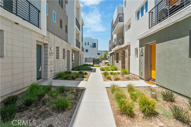 Detail Gallery Image 2 of 26 For 27461 Viero Pl, Valencia,  CA 91381 - 3 Beds | 4 Baths