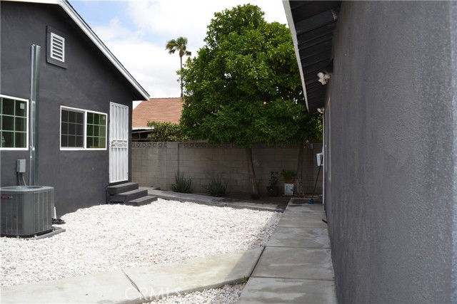 11068 Penrose, Sun Valley CA: https://media.crmls.org/medias/6adf40d2-95fe-45b8-aadb-3e3285112b81.jpg
