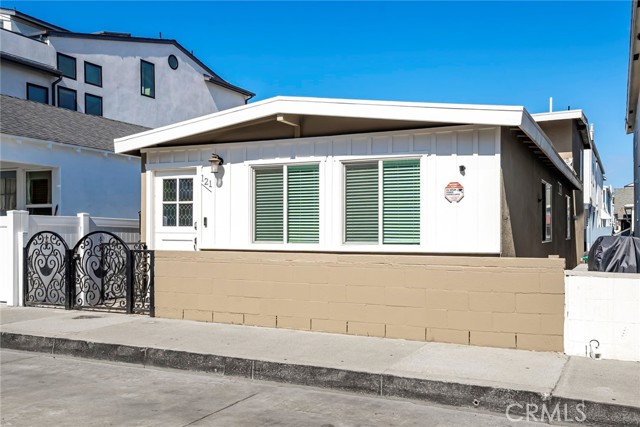 Detail Gallery Image 3 of 20 For 121 25th, Newport Beach,  CA 92663 - 3 Beds | 2 Baths