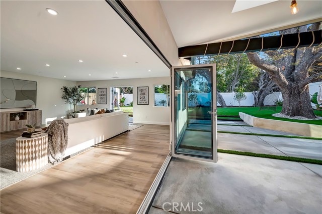 Detail Gallery Image 6 of 41 For 24250 Friar St, Woodland Hills,  CA 91367 - 4 Beds | 4 Baths