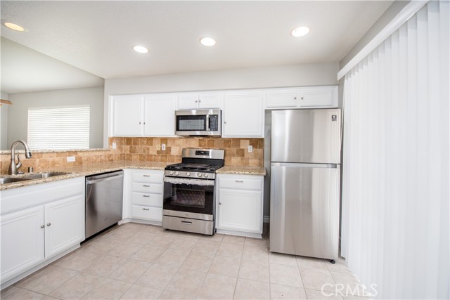 Detail Gallery Image 4 of 8 For 952 Miraflores Dr, Corona,  CA 92882 - 3 Beds | 2 Baths