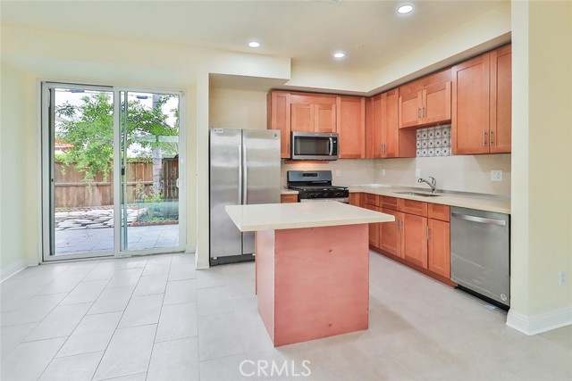 Detail Gallery Image 11 of 46 For 7132 Farralone Ave #207,  Canoga Park,  CA 91303 - 3 Beds | 2/1 Baths
