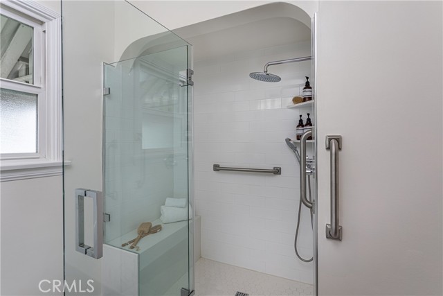 2219 W Clark Avenue, Burbank CA: https://media.crmls.org/medias/6ae37775-a20f-488c-8673-35d18e960f26.jpg