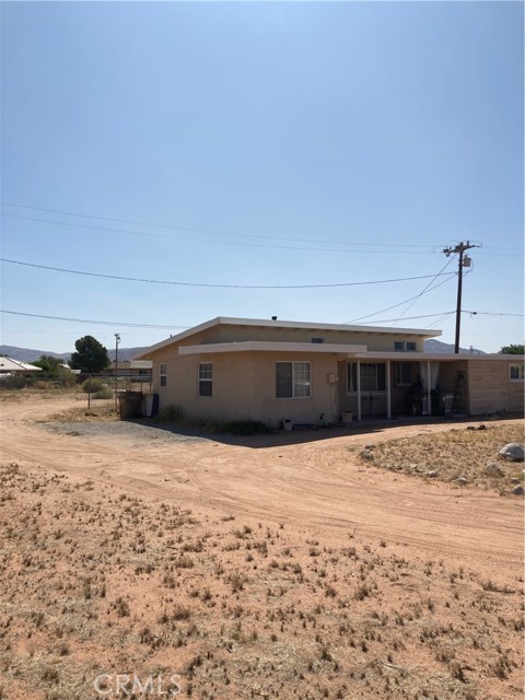 22042 Elkalo Road, Apple Valley CA: https://media.crmls.org/medias/6ae93ec8-3b4a-495d-a415-5bbe2119665b.jpg