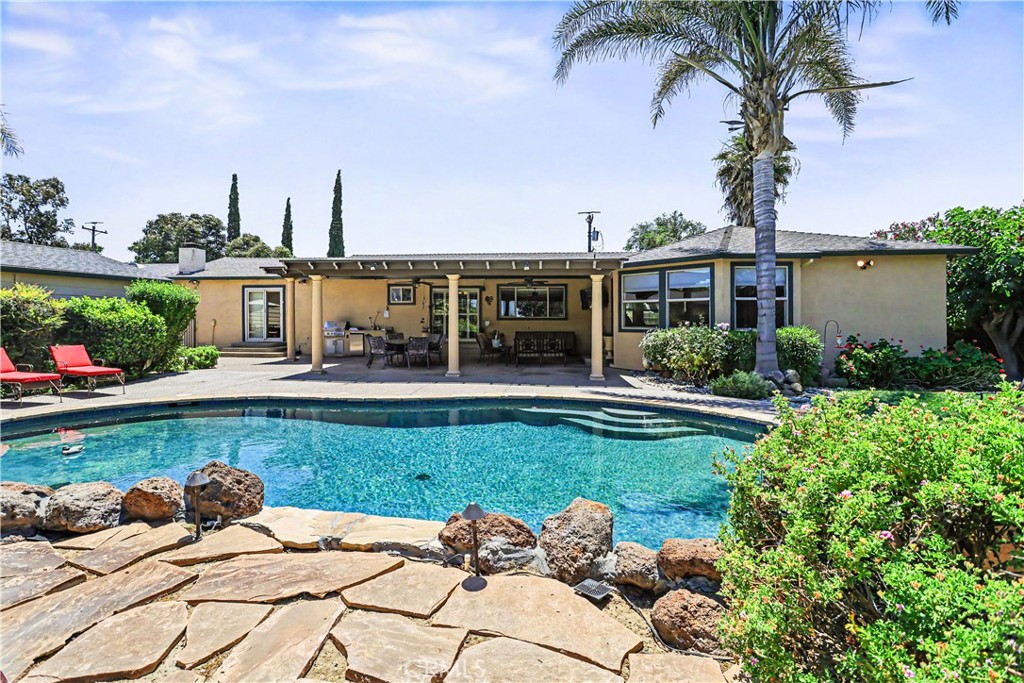 https://media.crmls.org/medias/6aeeb07c-86c1-43e3-b4f8-cd30371a854e.jpg?preset=X-Large