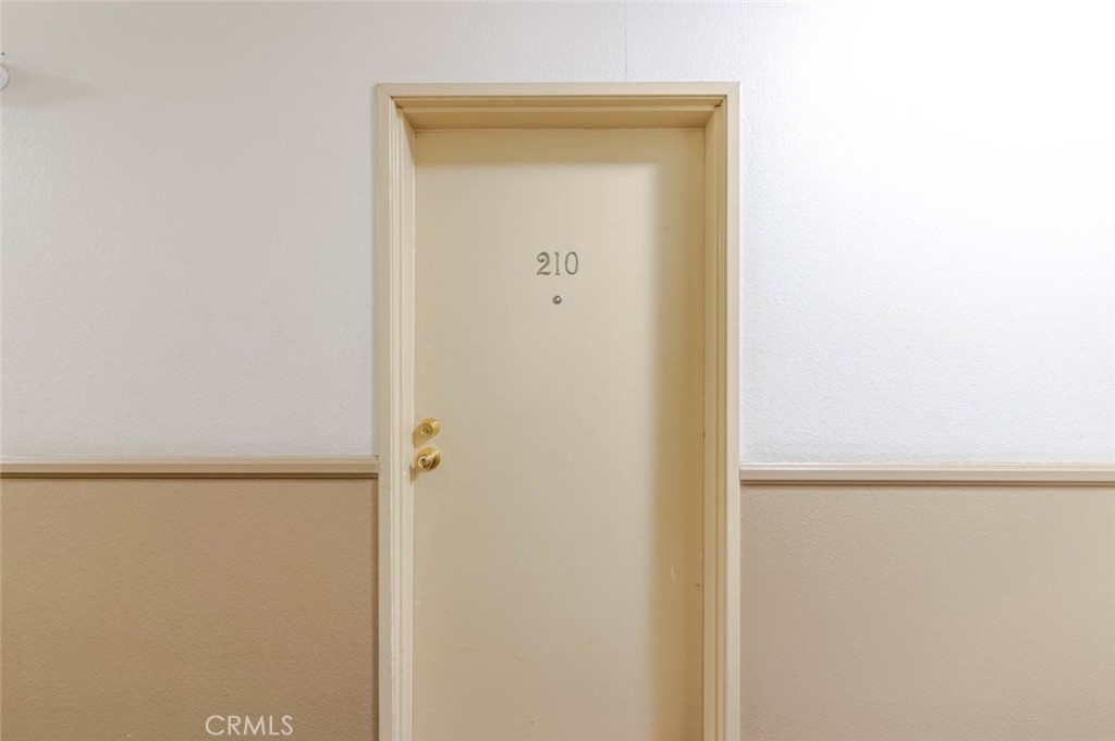 https://media.crmls.org/medias/6aef28ca-799d-4621-9cf7-c9a60e3e9b42.jpg?preset=X-Large