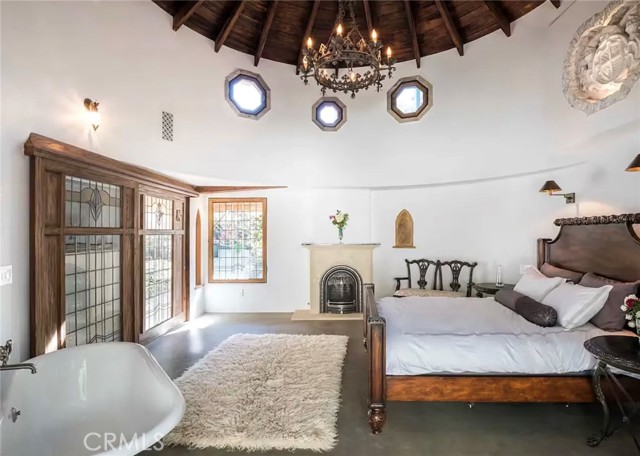 Detail Gallery Image 4 of 18 For 8978 Wonderland Ave, Los Angeles,  CA 90046 - 3 Beds | 2/1 Baths