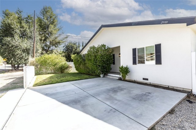 25101 Vermont Drive, Newhall CA: https://media.crmls.org/medias/6af0a386-f71b-413b-8b71-df574189fb3e.jpg