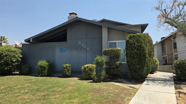 Detail Gallery Image 2 of 10 For 4404 Tierra Verde St #D,  Bakersfield,  CA 93301 - 2 Beds | 1/1 Baths