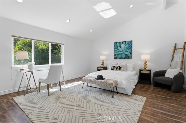 Detail Gallery Image 20 of 34 For 3831 Saint Johnswood Dr, Woodland Hills,  CA 91364 - 5 Beds | 3/1 Baths