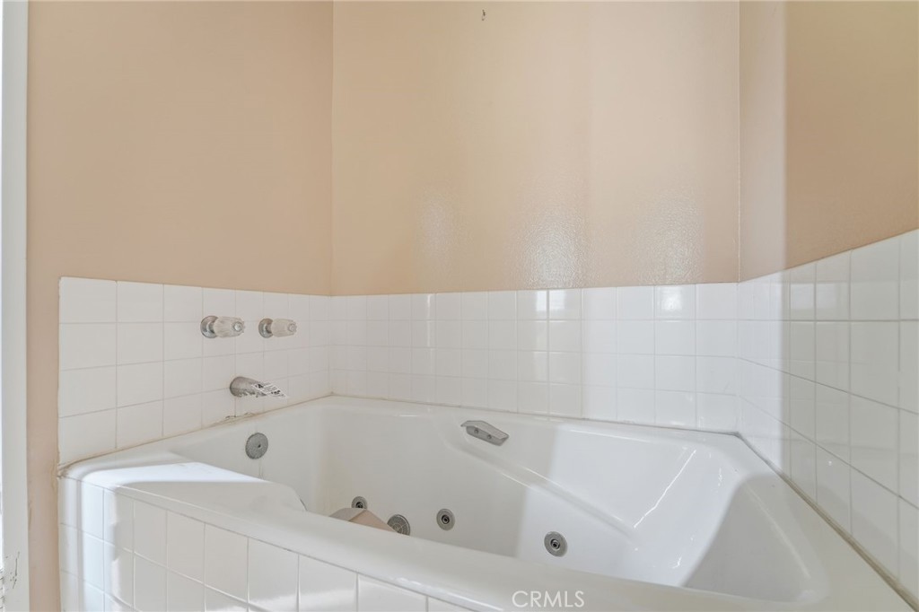 https://media.crmls.org/medias/6afa00fe-b471-44b4-bb5f-28f13e21270e.jpg?preset=X-Large