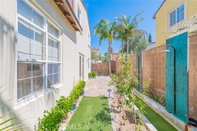 22 Arborside, Irvine CA: https://media.crmls.org/medias/6afb50ee-d285-4d78-9e24-0e525ce35bd5.jpg