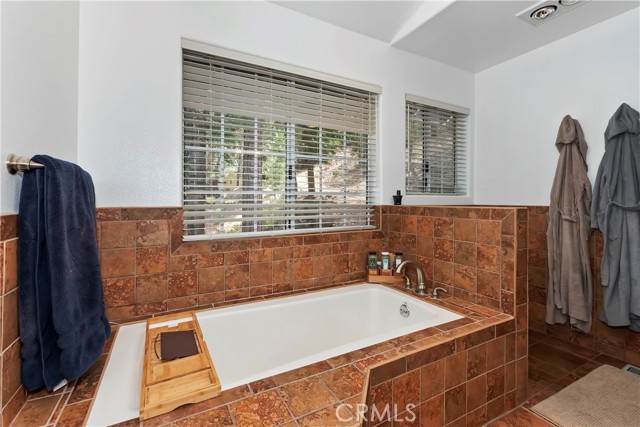 26746 Oakmont Drive, Lake Arrowhead CA: https://media.crmls.org/medias/6afbec59-e96e-432d-8bd1-ad394a65dbd4.jpg