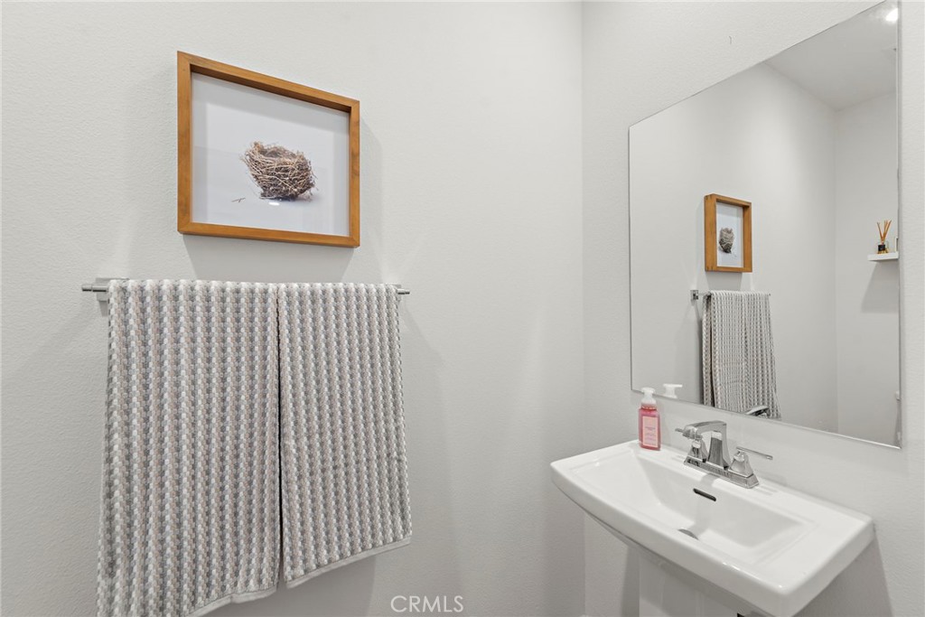 https://media.crmls.org/medias/6afcfe37-aec0-4d06-b764-72641076285f.jpg?preset=X-Large