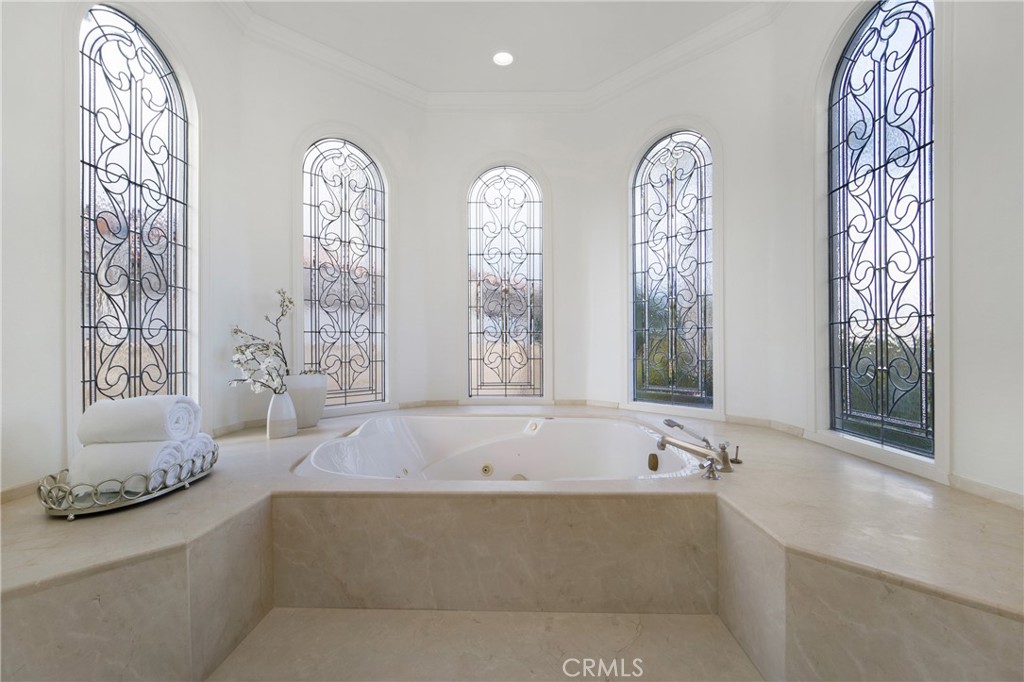 https://media.crmls.org/medias/6afda11e-700f-470c-b62b-03a2aa9a59fb.jpg?preset=X-Large