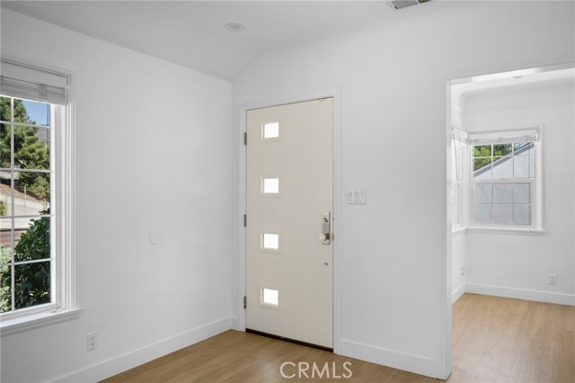 2930 Mayfrield Avenue, La Crescenta CA: https://media.crmls.org/medias/6afdf18e-3021-4a1f-97df-279303faaaba.jpg