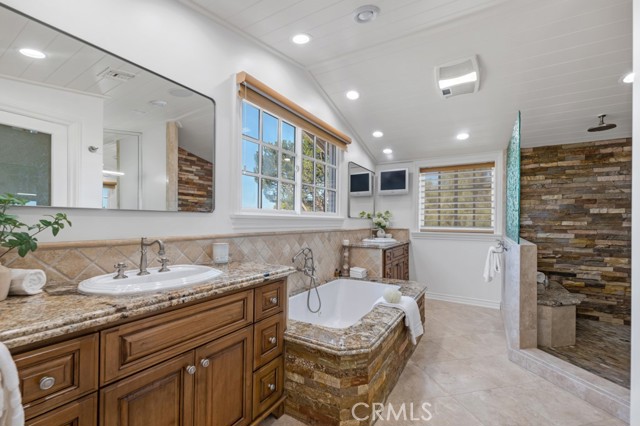 Detail Gallery Image 14 of 25 For 21438 Mulholland, Woodland Hills,  CA 91364 - 5 Beds | 3 Baths