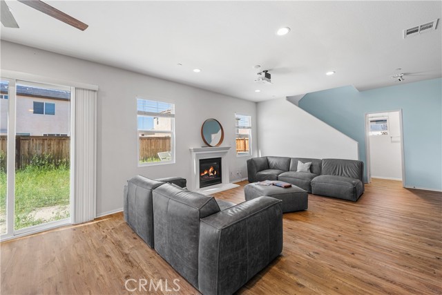 Detail Gallery Image 12 of 59 For 2517 San Madrid Way, Rosamond,  CA 93560 - 3 Beds | 2/1 Baths