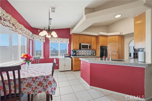 Detail Gallery Image 14 of 47 For 12035 Barbet, Phelan,  CA 92371 - 4 Beds | 2 Baths