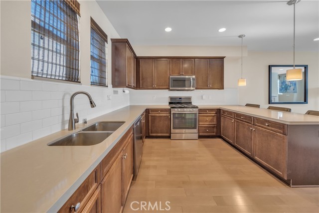 Detail Gallery Image 9 of 26 For 14102 W Chapparel Ln, Van Nuys,  CA 91405 - 2 Beds | 2/1 Baths