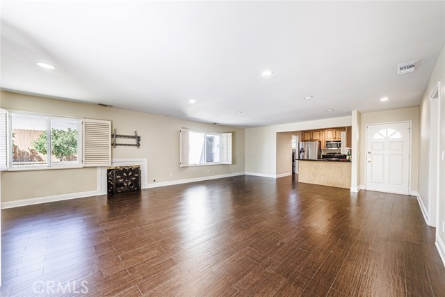 9549 Forbes Ave, Northridge CA: https://media.crmls.org/medias/6b0566fc-b7f0-4f0c-a583-f0f8b4937299.jpg