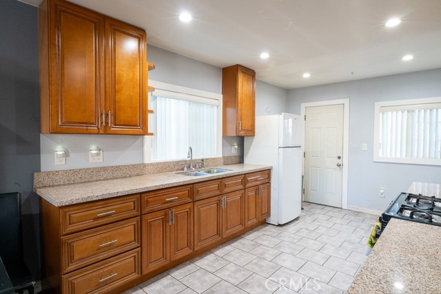 Detail Gallery Image 7 of 11 For 431 W 81st St, Los Angeles,  CA 90003 - 7 Beds | 3 Baths