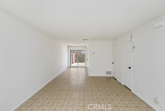 https://media.crmls.org/medias/6b0ae995-d6ad-4e78-a05b-13d3cd1ba881.jpg?preset=X-Large