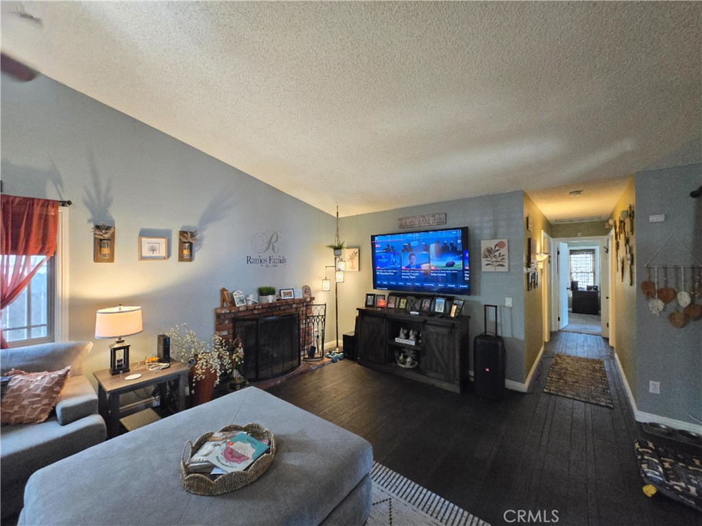 https://media.crmls.org/medias/6b0bc16a-f4f5-4c23-8141-9da1c5881979.jpg?preset=X-Large