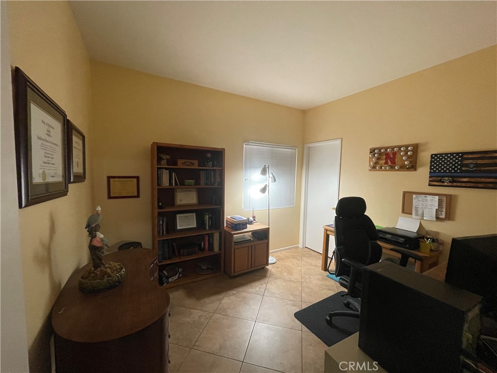 https://media.crmls.org/medias/6b0bf59f-a75f-4efd-889b-c1e8d4351420.jpg?preset=X-Large
