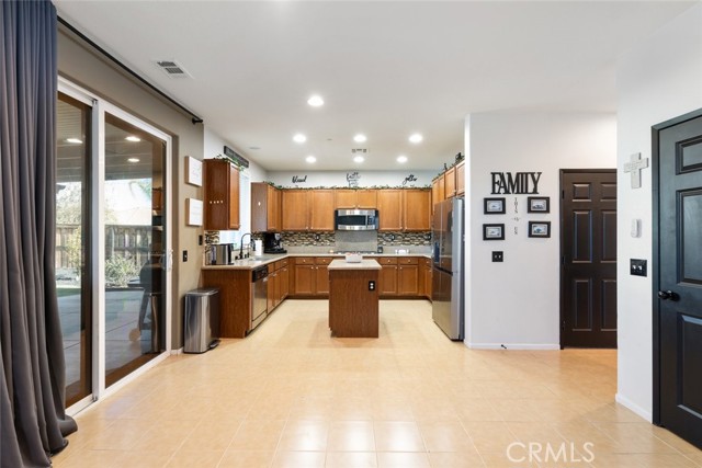 Detail Gallery Image 12 of 47 For 29522 Mascot, Lake Elsinore,  CA 92530 - 4 Beds | 2/1 Baths