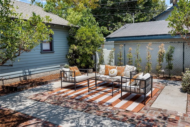 1130 Windsor Place, South Pasadena CA: https://media.crmls.org/medias/6b13cb75-bb0f-4ca0-bb0d-e60692a6270c.jpg