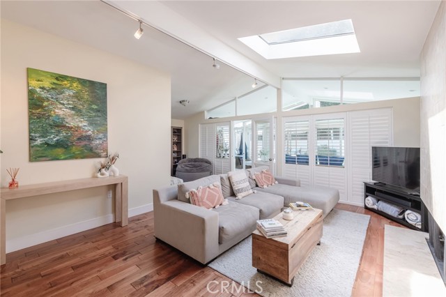 Detail Gallery Image 3 of 10 For 439 S Prospect Ave, Manhattan Beach,  CA 90266 - 3 Beds | 2 Baths