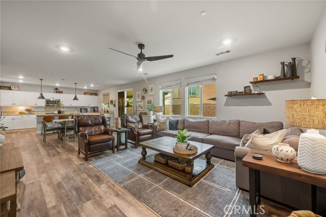 Detail Gallery Image 13 of 58 For 4975 Oak Moss, Fontana,  CA 92336 - 4 Beds | 3 Baths