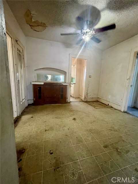 1901 S Broadway, Santa Ana CA: https://media.crmls.org/medias/6b156e3c-039c-488b-abd9-c0e4f3396484.jpg