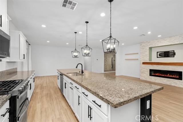 Detail Gallery Image 11 of 41 For 29120 Tanoak, Lake Elsinore,  CA 92530 - 4 Beds | 2/1 Baths