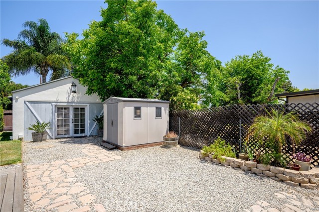 13617 Bassett Street, Valley Glen CA: https://media.crmls.org/medias/6b1b0e45-92df-4a30-b3ac-0862f13368b5.jpg