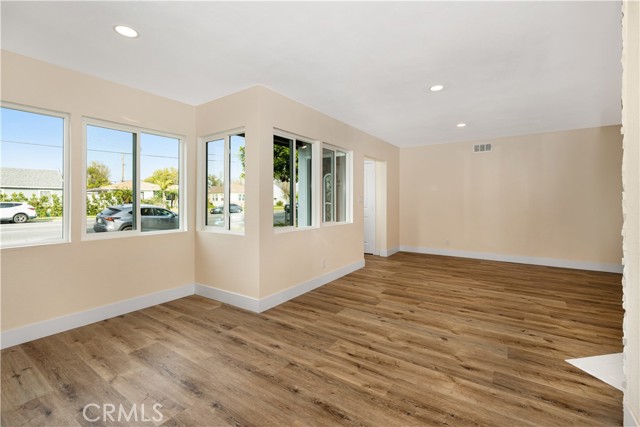 Detail Gallery Image 6 of 49 For 17124 Saticoy St, Lake Balboa,  CA 91406 - 3 Beds | 2 Baths