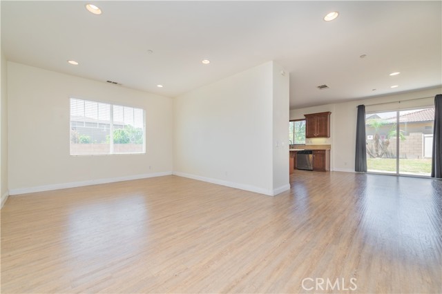 6851 Tourmaline Drive, Eastvale CA: https://media.crmls.org/medias/6b1cf628-f46b-403c-92cd-b9a82a289b1b.jpg
