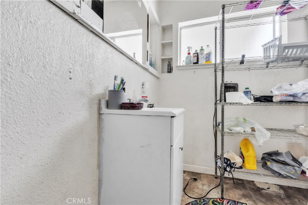 https://media.crmls.org/medias/6b1edbe2-6df1-4464-adb8-f31098317791.jpg?preset=X-Large