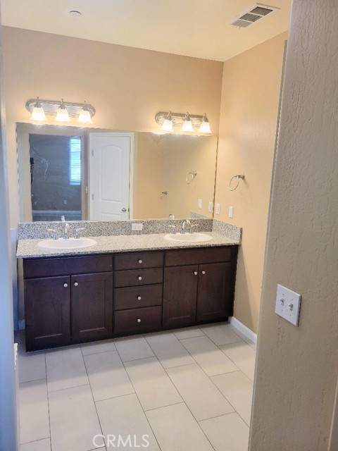 Detail Gallery Image 14 of 17 For 3414 N Oakwood St, Visalia,  CA 93291 - 3 Beds | 2 Baths
