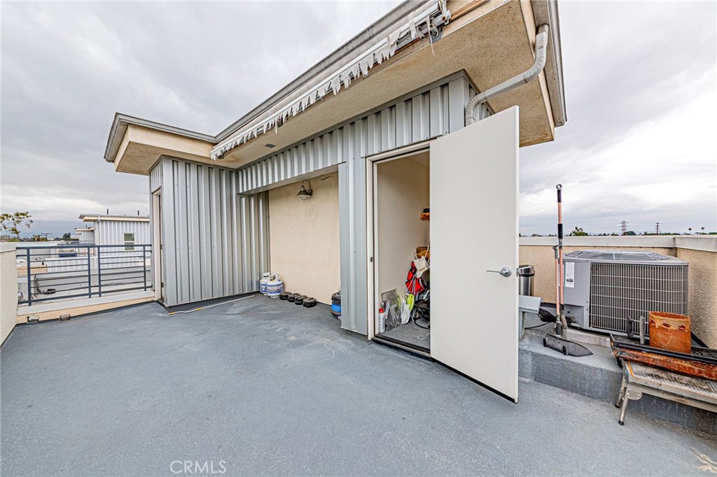 https://media.crmls.org/medias/6b236062-1954-4d7d-9078-6f02176ef2a7.jpg?preset=X-Large