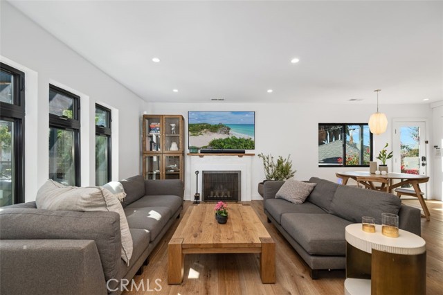 2329 Vineyard Avenue, Los Angeles CA: https://media.crmls.org/medias/6b24d58c-80d3-483c-ad0f-bd02418f41f8.jpg