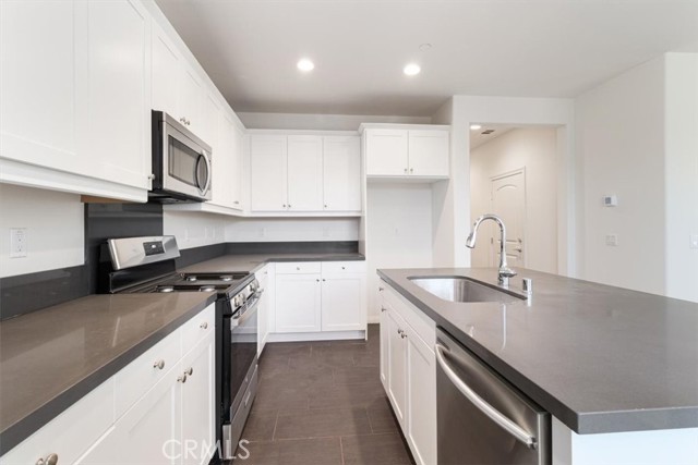 Detail Gallery Image 7 of 35 For 3126 E Painted Crescent, Ontario,  CA 91762 - 3 Beds | 2/1 Baths